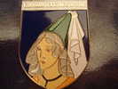 Portrait De Charlotte DeSavoie   Ecusson Broche Métalisé Reine De France Hauteur 4cm Larg 3cm - Personnes Célèbres