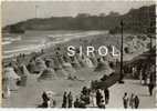 Biarritz 107 - La Grande Plage Animée +++ Phare , Cabines De Plages Circulé En 1951 - Swimming