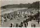 Biarritz 107 - La Grande Plage Animée +++ Phare , Cabines De Plages Circulé En 1951 - Natation