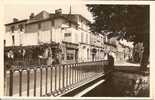 17  Saujon - Rue Carnot Et Le Pont Sur La Seuldre ( Le TABAC ) - Saujon