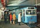 75 Paris Le Metro Rame Sur Pneumatique En Station Animée - U-Bahnen