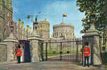 WINDSOR CASTLE - Sentries At The Gate - At The Entrance Of The Main Drive Which Leads... - Circulée En 1972 - Windsor Castle