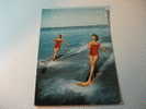 Pin Up Coppia DONNE  SCI NAUTICO SCI ACQUATICO In Azione - Water-skiing