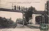 ASTAFFORT 9 LA PASSERELLE ARRIVEE D'UN TRAIN EN GARE (ANIMATION ET TRAIN BEAU PLAN) 1912 - Astaffort