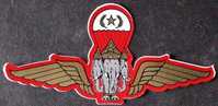 PARACHUTISME  Autocollant / Sticker Petite Taille  ARMEE THAILANDE PARACHUTISTE  PORT  OFFERT - Other & Unclassified