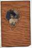 CARTE ANCIENNE  EN BOIS  ET PHOTO COULEUR  -  FEMME ( A IDENTIFIER PEUT ETRE FAMILLE ROYALE RUSSE ? ) VOIR LES SCANNERS - Other & Unclassified