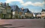 LA GUERCHE-de-BRETAGNE - Les Vieux Porches Et Place De La Mairie - La Guerche-de-Bretagne