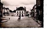 87 - SAINT SULPICE LES FEUILLES -  "" Place De L'Eglise Et Carrefour Du Commerce "" - Saint Sulpice Les Feuilles