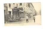 INONDATIONS DE PARIS BATEAU DE PASSAGE LA RUE ST DOMINIQUE CRUE DE JANVIER 1910 Policier ? Magasin Papier Peints - Floods