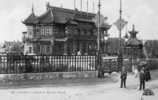 108 LAEKEN. Entrée Du Pavillon Chinois. (enfant Cerceau Et Bâton, Femmes Avec Parapluie). - Laeken