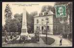 CPA  ANCIENNE- FRANCE- LIANCOURT (60)-  LE MONUMENT AUX MORTS EN GROS PLAN ET L'HOTEL DE VILLE- ANIMATION - Liancourt