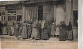 Noyon    60   Campagne 1914..Habitants Faisant La Queue  Devant Boutiques Charcuterie Et Boucherie... - Noyon