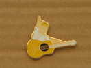 PINS ELVIS PRESLEY GUITARE JAUNE - Personnes Célèbres