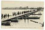 ANGERS - Le  6 ème Génie Traversant Un Pont De Bateaux  Sur La Maine. - Angers