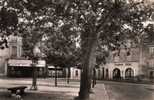 FEURS   UN COIN DE LA PLACE DE L EGLISE - Feurs