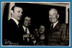 ARTISTE -- Maurice Chevalier En Visite Au Caveau De La République En Compagnie De Robert Roca Et Paul Ruby - Artiesten