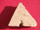 - PLAQUE DE TERRE CUITE . TRIANGLE EQUILATERAL PERCE - Arqueología