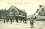 CREVECOEUR-le-GRAND - L'Hôtel De Ville Et La Rue Gambetta - Crevecoeur Le Grand