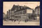 57. THIONVILLE.RUE DU GENERAL PAU.belle Animation Devant La Mairie   Militaires,attelages  CPA Année 1912 - Thionville