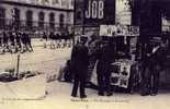 REPRO - Paris Vécu - Un Kiosque à Journaux - Lotes Y Colecciones