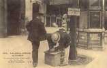 REPRO - Les Petits Métiers Parisiens - Le Décrotteur-commissionnaire Fait Les Courses Et Porte Les Paquets - Loten, Series, Verzamelingen