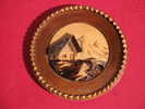 - ASSIETTE EN BOIS . VUE DE MONTAGNE TITREE LE PERIER - Souvenirs