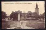 CPA  ANCIENNE- FRANCE- LA FRESNAYE-SUR-CHÉDOUET (72)- LA PLACE DE L'EGLISE- MONUMENT AUX MORTS GROS PLAN- VIEILLE AUTO - La Fresnaye Sur Chédouet