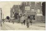 Carte Postale Ancienne Crèvecoeur Le Grand - Rue Larochefoucault - Bureau De Tabac, Bar - Crevecoeur Le Grand