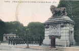 Laeken  L'entrée Principale Du Chateau Et La Garde Royale - Laeken