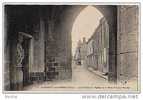 18 AUBIGNY SUR NERE - Le Porche De L Eglise Et La Rue Pousse Panier - Aubigny Sur Nere