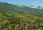 THEYS (38 - Isère) Alt. 615 M. - Vue Générale, Au Fond, La Chaîne De Belledone - Circulée En 1977, 2 Scans - Theys