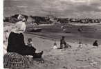 29 ILE DE BATZ  La Plage De L'anse De Kernoc'h...   Femme En Costume De L'Ile Avec La Grande Capeline... - Ile-de-Batz