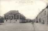 CONLIE   PLACE DES HALLES VERS 1900 - Conlie