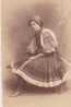 TCHEQUIE . JEUNE FEMME  ASSISE EN COSTUME FOLKLORIQUE . - Tchéquie