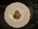 Ancienne Assiette En Porcelaine Fine. Personnage Illustre Sous Louis VIX ? Duc ? Prince ? A Identifier. Porcelaine PARIS - Otros & Sin Clasificación