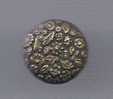 Bouton Ancien : Lot D'un Bouton En Relief Motif Fleurs En Métal  ( Laiton ) - Boutons