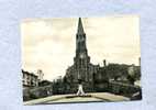 Forbach - Eglise Catholique Et Monument Aux Morts - Forbach