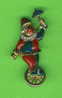 BIJOUX - BROCHE - CLOWN ÉPINGLETTE  -  SE PROMÈNE SUR UNICYCLE -  LES PATTENT BOUGENT - 6 Cm - ÉMAIL & PIERRE - - Broschen