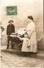 CARTE PHOTO . FEMME AUX  DEUX ENFANTS DONT BEBE AU LANDAU 1900 - Andere & Zonder Classificatie