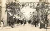 CHATEAUDUN (28) Carte Photo Fete Arc De Triomphe Rue Animée - Chateaudun