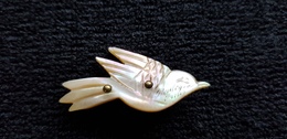 Broche épingle En Laiton / Une Hirondelle ( Oiseau ) En Nacre Scicelée Marque Boulogne Sur Mer ( 62 Pas De Calais ) - Brooches