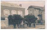 Groupe De Personnes Devant Une Maison - CARTE PHOTO - Genealogy