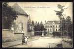 CPA  ANCIENNE- FRANCE- MONÉTEAU (89)- L'AVENUE DE LA MAIRIE AVEC ANIMATION- STATUE - Moneteau