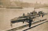 BATEAUX -Carte Photo Du Sous-marin Français "Montgolfier Q81" Près Du Pont De L'Alma à PARIS En 1918 - Submarines