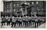 ANGLETERRE London Guards Band Leaving Buckingham Palace Cpa Animée - Buckingham Palace