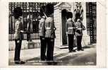 ANGLETERRE London Changing The Guard At Buckingham Palace Cpa Animée - Buckingham Palace