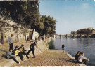 CPSM 1965 PARIS Les Quais De La Seine Au Pont Neuf (  Guitaristes  ) - La Seine Et Ses Bords