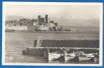 CPSM PF- ALPES MARITIMES - ANTIBES - PANORAMA ET CHAÎNE DES ALPES - Barques à L'embarcadère - CAP / 3 - Antibes - Les Remparts