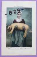 CPA - EN BRETAGNE - Folklore, Régionalisme, Bretonne Porte-Bonheur (costume Traditionnel, Porc,cochon) (carte Colorisée) - Schweine