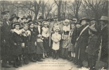 57 METZ  UN GENERAL FRANCAIS AIMABLEMENT ESCORTE PAR DE GRACIEUSES LORRAINES EN COSTUME NATIONAL - Metz